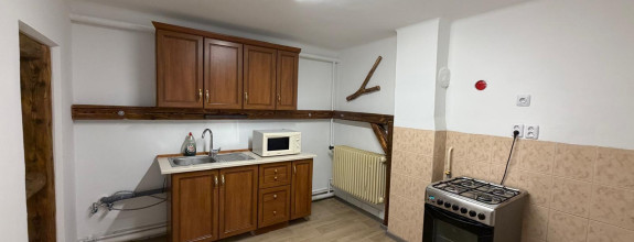 Reality KOMPLEX s.r.o. Vám ponúka na dlhodobý prenájom 3-izbový rodinný dom v obci Sokolce.