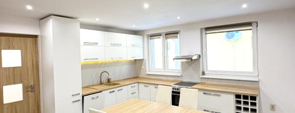 Reality KOMPLEX s.r.o., ponúka na PREDAJ 4 izbový zrekonštruovaný rodinný dom s bazénom v tichej časti KOLÁROVA !!!