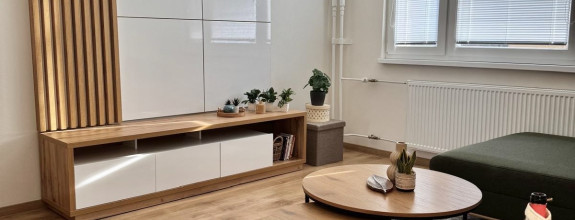 Iba u nás Vám Reality KOMPLEX s.r.o., ponúka na prenájom exkluzívny, nadštandardne zariadený trojizbový byt v atraktívnej lokalite, vmeste Šurany.