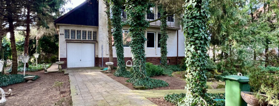 Reality KOMPLEX s.r.o. Vám ponúka na predaj priestranný rodinný dom s veľkým pozemkom v obci Chotín