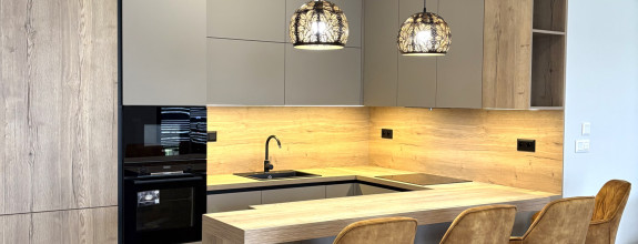 IBA U NÁS !!! Reality Komplex s.r.o. Vám exkluzívne ponúka výnimočný rodinný dom, ktorý spája moderné technológie, čistý dizajn a absolútny komfort bývania v Komárne !!!