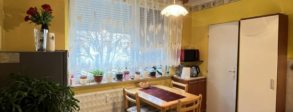 Reality KOMPLEX s.r.o., Vám ponúka na PREDAJ krásny 2 izbový byt s balkónom v obľúbenej lokalite Mesta Kolárovo!