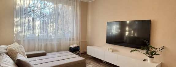 Reality KOMPLEX s.r.o., Vám ponúka na prenájom  zariadený trojizbový byt v atraktívnej lokalite mesta Komárno.