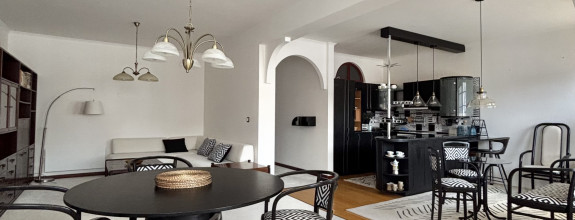 Exkluzívne iba u nás Vám Reality KOMPLEX s.r.o., ponúka na prenájom  nadštandardný, zariadený trojizbový byt s garážou v absolútnom centre mesta Komárno.