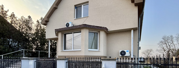 Exkluzívne iba u nás Vám Reality komplex s.r.o., ponúka na predaj priestranný  podkrovný rodinný dom so suterénom a s veľkou garážou, nachádzajúci sa v obci Zelený Háj !