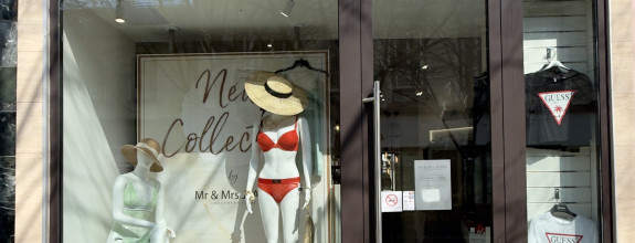 EXKLUZÍVNE NA PREDAJ ZABEHNUTÁ PREVÁDZKA SO ZNAČKOVOU SPODNOU BIELIZŇOU V CENTRE KOMÁRNA