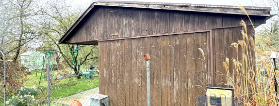 Iba u nás !!! Reality Komplex s.r.o., vám ponúka na predaj víkendový domček neďaleko, 10 kilometrov od Komárna, v blízkosti vodného kanála !!!