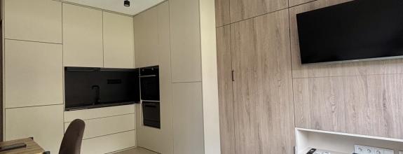 Iba u nás Vám Reality KOMPLEX s.r.o., ponúka na prenájom štýlový  jednoizbový byt neďaleko od centra  mesta Komárno.