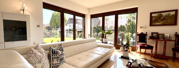 Reality KOMPLEX s.r.o. ponúka na PREDAJ NADŠTANDARDNÝ 4-IZBOVÝ RODINNÝ DOM s DVOJGARÁŽOU A KRYTOU TERASOU v KOMÁRNE