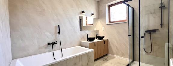 Reality KOMPLEX s.r.o. ponúka na PREDAJ moderný 4-izbový rodinný dom s veľkým pozemkom a dvojgarážou v obci Veľké Dvorníky.