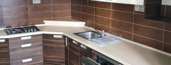 Reality KOMPLEX s.r.o., Vám ponúka na predaj veľkoplošný 3 izbový byt po kompletnej rekonštrukcií na Vodnej  ulici v meste Komárno !