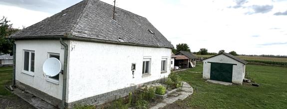 EXKLUZÍVNE IBA U NÁS! Reality KOMPLEX s.r.o. Vám ponúka na predaj rodinný dom nachádzajúci sa v pokojnej obci s veľkým pozemkom v Komárne – mestskej časti Kava.