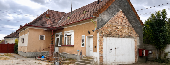 Reality KOMPLEX s.r.o. ponúka na PREDAJ rodinný dom s veľkým pozemkom, garážou a podnikateľskou budovou v Trhovej Hradskej