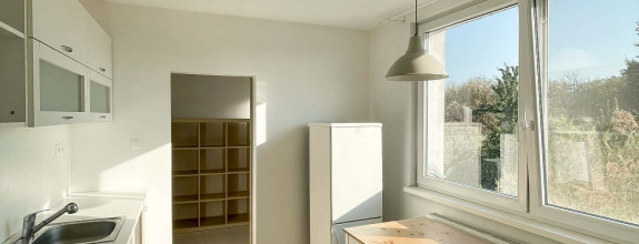 Reality KOMPLEX s.r.o. Vám ponúka na PREDAJ moderne zrekonštruovaný 3-izbový byt s balkónom blízko centra Komárna