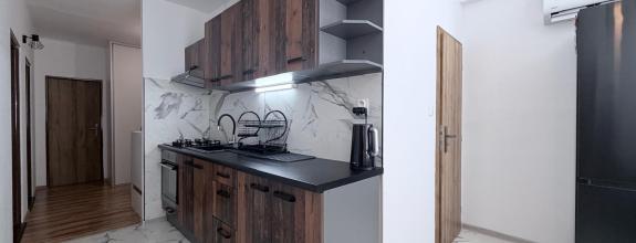 Reality KOMPLEX s.r.o. Vám EXKLUZÍVNE ponúka na predaj krásny, kompletne zrekonštruovaný 3-izbový byt s dvoma balkónmi, klimatizáciou a množstvom úložného priestoru na Gazdovskej ulici v Komárne.