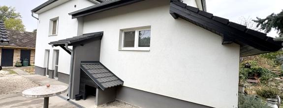Reality Komplex ponúka na predaj zrekonštruovaný poschodový rodinný dom s priestranným pozemkom v pokojnej časti Komárna s dobrou dostupnosťou do mesta !!!