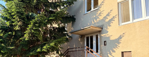 Reality KOMPLEX s.r.o. Vám ponúka na predaj 3-izbový byt s balkónom, vlastnou vykurovanou garážou a dvoma pivnicami v meste Hurbanovo!