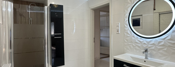 Reality KOMPLEX s.r.o. Vám ponúka na prenájom priestranný 3-izbový byt v centre mesta Komárno.