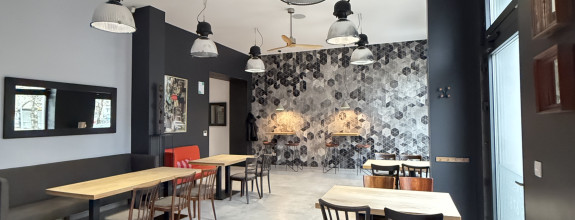 Reality KOMPLEX s.r.o. Vám ponúka EXKLUZÍVNU príležitosť prenajať si výnimočne zariadený gastro priestor, ktorý spája premyslené dispozičné riešenie, moderné technické vybavenie a strategickú polohu v centre Komárna!