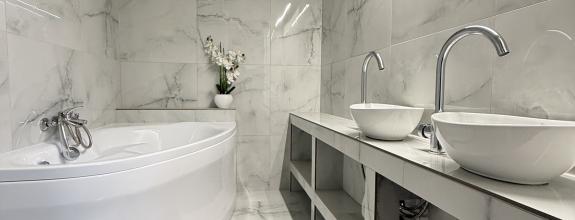 IBA U NÁS! Reality KOMPMPLEX s.r.o. Vám ponúka na PREDAJ zrekonštruovaný 3 izbový byt v Komárne na ul. Damjanichová!