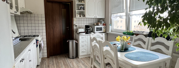 Pekný, zrekonštruovaný trojizbový byt s balkónom v Komárne na PREDAJ