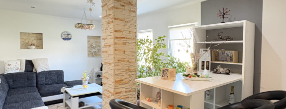 Exkluzívne iba u nás !!! Reality KOMPLEX s.r.o., Vám ponúka zrekonštruovaný 4 izbový rodinný dom s pozemkom vo vyhľadávanej lokalite v úplne tichom prostredí, obci Pribeta !!!