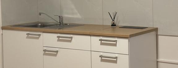 Iba u nás Vám Reality KOMPLEX s.r.o., ponúka nezariadenú rekonštruovanú garzónku na Komenského ulici v Komárne  od spoľahlivého majiteľa!!!!