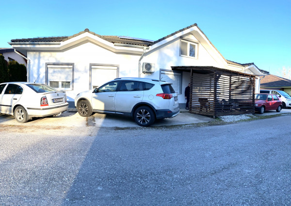 Reality KOMPLEX s.r.o. Vám ponúka na predaj zabehnutý útulný penzión vo vyhľadávanej kúpeľnej obci Patince priamo v areáli vyhľadávaného termálneho kúpaliska!