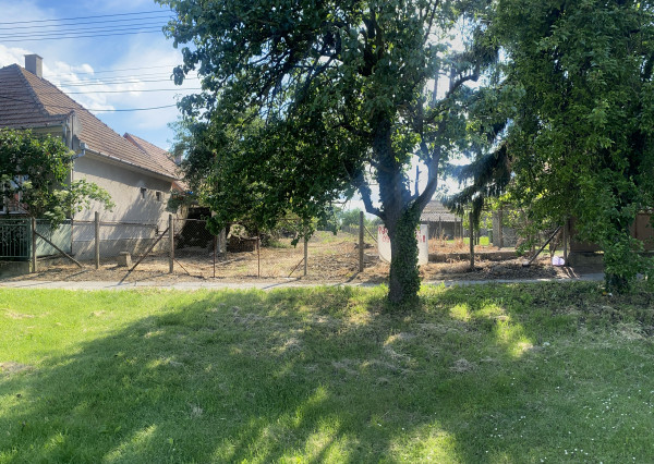 IBA U NÁS! Reality KOMPLEX s.r.o., Vám ponúka na predaj  pozemok v prekrásnej dedine, v obci Moča, vhodný na stavbu rodinného domu!