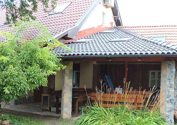 Reality KOMPLEX s.r.o. Vám ponúka na PREDAJ viacgeneračný rodinný dom len 60 km od BA!!