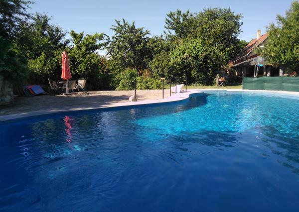 ZNÍŽENÁ CENA!!! Reality KOMPLEX s.r.o. Vám ponúka na PREDAJ/PRENÁJOM viacgeneračný rodinný dom/penzión len 60 km od BA!!