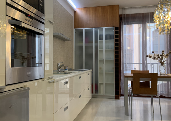 Reality KOMPLEX s.r.o. Vám ponúka na predaj LUXUSNÝ 2 izbový byt v absolútnom centre mesta Komárno na Nádvorí Európy!