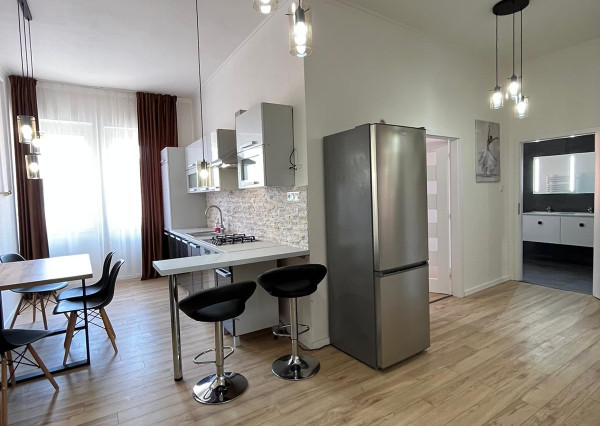 Iba u nás!!! Vám Reality KOMPLEX s.r.o., ponúka na prenájom Luxusne prerobený 3-izbový byt priamo v centre Komárna!!!