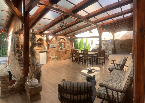 Reality Komplex s.r.o. Vám ponúka do PRENÁJMU čarovný, úplne zrekonštruovaný a zariadený rodinný dom v centre Komárna!