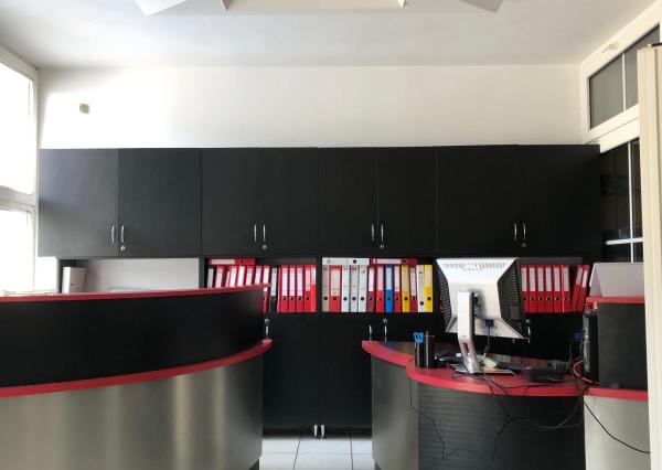 Exkluzívne Reality KOMPLEX s.r.o. Vám ponúka na predaj reprezentatívny poschodový  polifunkčný objekt  na Ulici gen. Klapku v Komárne!