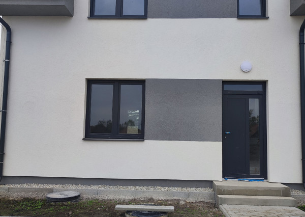 Reality Komplex s.r.o. Vám ponúka na PREDAJ dvojpodlažný rodinný dom v radovej zástavbe v Zemianskej Oľči.