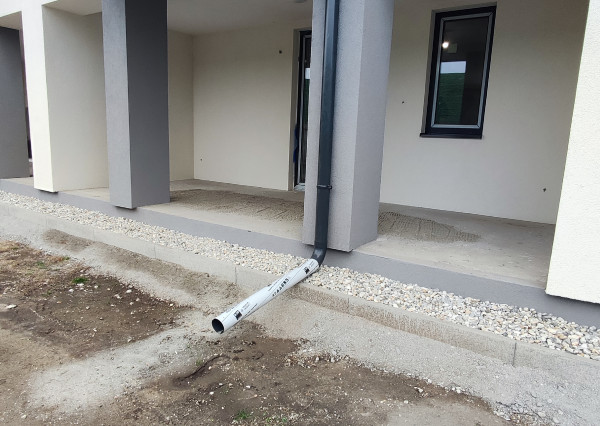 Reality KOMPLEX s.r.o. Vám ponúka na PREDAJ dvojpodlažný 4izbový rodinný dom v radovej zástavbe v Zemianskej Oľči.