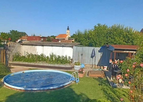 !!! LEN U NÁS!!! Reality KOMPLEX s.r.o. Vám ponúka NA PREDAJ rodinný dom v Kostolných Kračanoch