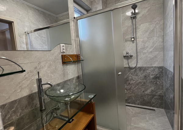 Reality KOMPLEX s.r.o. Vám ponúka na PREDAJ kompletne zrekonštruovaný 4 izbový rodinný dom v Dolnom Bare