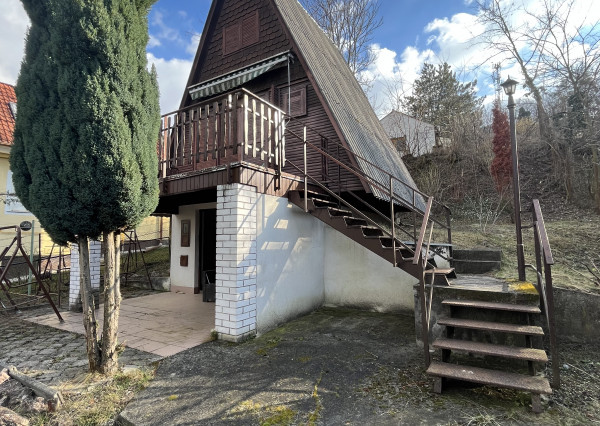 Výrazná zľava!!! Reality KOMPLEX s.r.o. Vám ponúka na PREDAJ víkendový domček v Maďarsku v obci Dunaalmás.