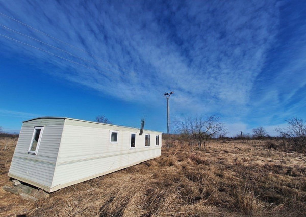 Reality KOMPLEX s.r.o. Vám ponúka na predaj veľký pozemok s mobilným domom v obci Radvaň nad Dunajom.