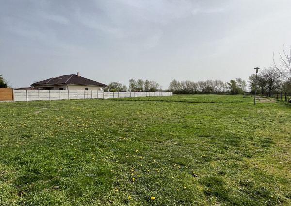 Exkluzívne iba u nás Vám Reality KOMPLEX s.r.o., ponúka na predaj lukratívny  stavebný pozemok v Komárne časť Ďulov Dvor!!!