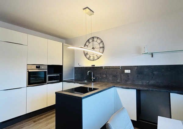 Exkluzívne iba u nás Vám Reality KOMPLEX s.r.o., ponúka na predaj útulný, úplne rekonštruovaný, moderný 2  izbový svojpomocný byt v tichej lokalite Mesta Komárno.