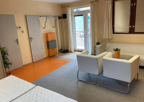 Exkluzívne iba u nás Vám Reality KOMPLEX s.r.o., ponúka na prenájom  priestranný 1 izbový byt v centre Komárna.