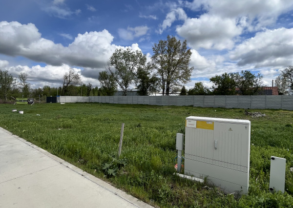 ZNÍŽENÁ CENA !!! Exkluzívne iba u nás Vám Reality KOMPLEX s.r.o. ponúka na predaj lukratívny veľký stavebný pozemok  v obytnom parku SOHO v Komárne!!!