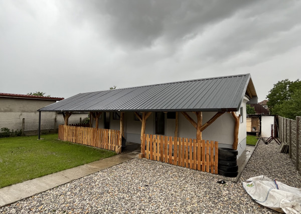 IBA U NÁS!!! Reality KOMPLEX s.r.o., Vám ponúka na predaj kompletne zrekonštruovaný a zariadený celoročný mobilný dom v obci Pribeta s pekným pozemkom