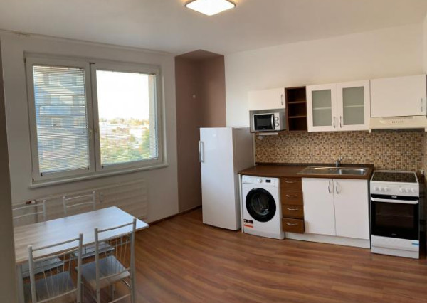 Iba u nás!!! Reality KOMPLEX s.r.o.,Vám ponúka na prenájom moderne zrekonštruovaný, zariadení 1- izbový byt v Komárne, na ul. Eötvösa v tichej časti Komárna