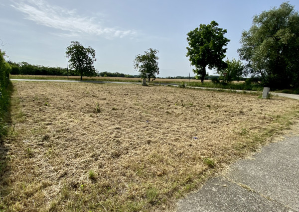 Reality KOMPLEX s.r.o., Vám ponúka NA PREDAJ pozemok vo Veľkom Mederi