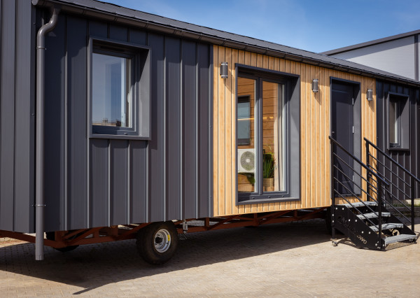 Exkluzívne iba u nás Vám Reality KOMPLEX s.r.o., ponúka na PREDAJ nový CELOROČNE OBÝVATEĽNÝ MOBILNÝ DOM BALI s rozmerom 10x3,5m!!!