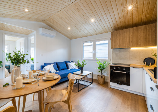 Exkluzívne iba u nás Vám Reality KOMPLEX s.r.o., ponúka na PREDAJ nový CELOROČNE OBÝVATEĽNÝ MOBILNÝ DOM VERONA s rozmerom 12x4m!!!